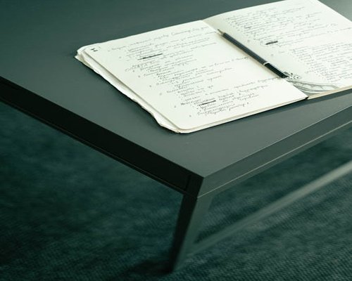 Zorganizowane biurko z notesem i długopisem gotowym do pracy